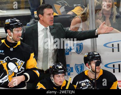 Pittsburgh, Stati Uniti. 26 gennaio 2024. Il capo-allenatore dei Pittsburgh Penguins Mike Sullivan reagisce al doppio rigore del difensore dei Pittsburgh Penguins Kris Letang nel secondo periodo alla PPG Paints Arena di Pittsburgh venerdì 26 gennaio 2024. Foto di Archie Carpenter/UPI. Crediti: UPI/Alamy Live News Foto Stock