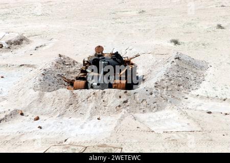 Un T-72 iracheno principale carro armato da battaglia distrutto durante l'operazione Desert Storm Foto Stock