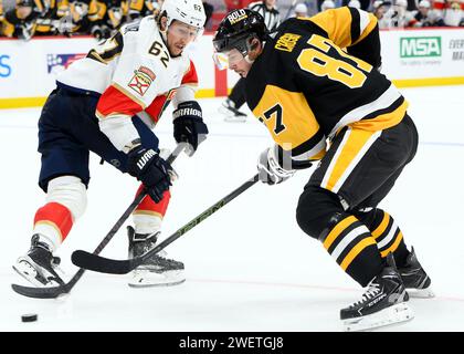 Pittsburgh, Stati Uniti. 26 gennaio 2024. Il centro dei Pittsburgh Penguins Sidney Crosby (87) prende il disco dal difensore dei Florida Panthers Brandon Montour (62) durante la vittoria ai supplementari 3-2 dei Florida Panthers alla PPG Paints Arena di Pittsburgh venerdì 26 gennaio 2024. Foto di Archie Carpenter/UPI. Crediti: UPI/Alamy Live News Foto Stock