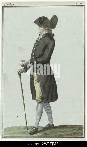 Fashion News, 1786 uomo a sinistra, secondo il testo di accompagnamento vestito con un "surtout" o cappotto (frak) van Laeken, nel colore "cul-de-bouteille", con nodi di madreperla. Gilet in seta nera con fiori verdi; Knoopshol ricamato con cuciture a festone sul lato bianco. Pantaloni al ginocchio di zolfo - foglio colorato. Bottoni in metallo bianco. "Chapeau à l'Androsmane". Breloques. Calze bianche con strisce blu. Scarpe con piccoli nasi quadrati e sfere ovali in argento. Nella mano un bastone da passeggio "Badine" o bambù. La stampa fa parte del 4th Cahier del Cabinet des Modes Ou L Foto Stock