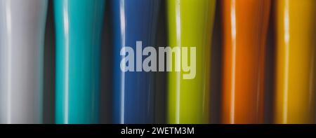 Linee e onde colorate e vivaci in movimento: Sfondo artistico digitale astratto con motivi sfumati blu e verde luminosi Foto Stock