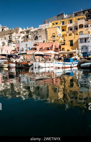 La colorata Marina Corricella sull'isola di Procida, vicino a Napoli, Italia Foto Stock