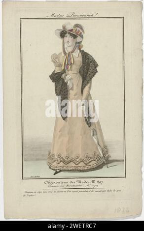 Observer des Modes, 1823, No. 297: Modi parigini: Cappello di Crêp (...), 1823 donna in piedi vestita con un abito di 'Gros de Naples'. Sulla testa un cappello di 'Crêpe Lisse', decorato con piume multicolori e fornitura di marabo. Altri accessori: Sciarpa, fazzoletto, ombrello, scarpa. Stampa dalla rivista di moda Observateur des Modes (Août 1818 - 30 novembre 1823). abito da incisione/incisione in carta, abito (+ abiti da donna). piatti alla moda. copricapo: cappello (+ abiti da donna). abbigliamento da collo  (+ abiti da donna). Abbigliamento per la parte superiore del corpo (SCIALLE) (+ abiti da donna). fazzoletto Foto Stock