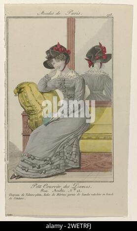 Piccola posta delle signore, CA. 1823, No. 198: Cappello pieno di velluto (...), c. 1823 donna, seduta su un divano, con le spalle a uno specchio. Indossa una montatura di lana merino, decorata con pneumatici come una cintura. Sulla testa un cappello di velluto. Stampa dalla rivista di moda Petit Courrier des Dames (1821-1868). lastre di moda per incisioni in carta. copricapo: cappello (+ abiti da donna). abito, abito (+ abiti da donna). parti ornamentali di abbigliamento (+ abiti da donna). cintura, cintura, cintura (+ abiti da donna). scarpe, sandali (+ abiti da donna). abbigliamento da collo  (+ abiti da donna). libro. riflessione ( Foto Stock