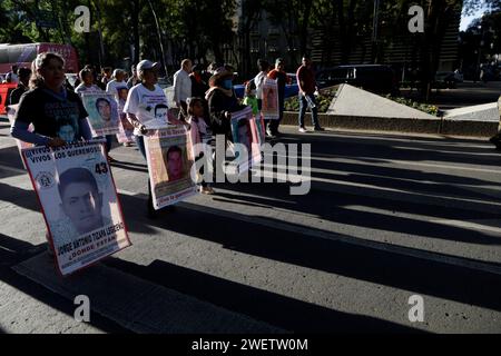 Città del Messico, Messico. 26 gennaio 2024. 26 gennaio 2024, città del Messico, Messico: Le madri e i padri dei 43 studenti della scuola normale di Ayotzinapa partecipano alla CXII Global Action for Ayotzinapa and Mexico in una marcia e un raduno a città del Messico. Il 26 gennaio 2024 a città del Messico, Messico (foto di Luis Barron/Eyepix Group/Sipa USA). Credito: SIPA USA/Alamy Live News Foto Stock