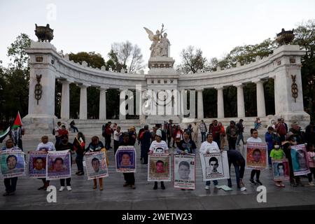 Città del Messico, Messico. 26 gennaio 2024. Le madri e i padri dei 43 studenti della scuola normale di Ayotzinapa partecipano alla CXII Global Action for Ayotzinapa and Mexico in una marcia e un raduno a città del Messico. Il 26 gennaio 2024 a città del Messico, Messico (immagine di credito: © Luis Barron/eyepix via ZUMA Press Wire) SOLO PER USO EDITORIALE! Non per USO commerciale! Foto Stock