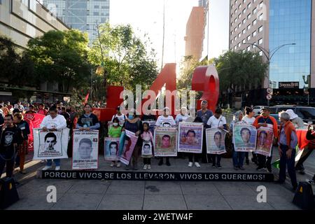 Città del Messico, Messico. 26 gennaio 2024. 26 gennaio 2024, città del Messico, Messico: Le madri e i padri dei 43 studenti della scuola normale di Ayotzinapa partecipano alla CXII Global Action for Ayotzinapa and Mexico in una marcia e un raduno a città del Messico. Il 26 gennaio 2024 a città del Messico, Messico (foto di Luis Barron/Eyepix Group/Sipa USA). Credito: SIPA USA/Alamy Live News Foto Stock