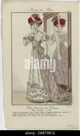 Little mail of the Ladies, 1823, No. 187: Presentation costume (...), 1823 Standing Woman, con la schiena a uno specchio di passaggio, vestita con un costume de présentation. Indossa un vestito di "Satin Lamée" e un mantello di "Tulle Lamé", foderato in raso. Ricamo del signor Jannel, Rue St. Croix de la Bretonniere No. 42 '. "Coiffure", disegnato da Mr. Narcisse, "Rue des Fossés Montmartre No. 10". Accessori: orecchini, collana, spilla, bracciali intorno a entrambi i polsi, guanti lunghi. Stampa dalla rivista di moda Petit Courrier des Dames (1821-1868). lastre di moda per incisioni in carta. abito, abito (+ donne c Foto Stock