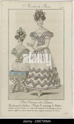 Piccola posta delle signore, 1826, no 428: Costume da palla, cintura di nastri (...), 1826 donna in piedi vestita con un baljapon con una cintura di nastri, 'des Magazins de la Peruvienne, Passage Vivienne'. "Coiffure" con nastri degli stessi negozi, di Croizat. Accessori: diadem, orecchini, guanti lunghi, ventilatore, scarpe piatte con fiocchi e nastri incrociati (Cothurnes). A sinistra una donna seduta, vista sul retro, vestita con lo stesso vestito. Stampa dalla rivista di moda Petit Courrier des Dames (1821-1868). lastre di moda per incisioni in carta. abito, abito: abito da palla (+ abiti da donna). Guanti, guanti (LUNGHI Foto Stock