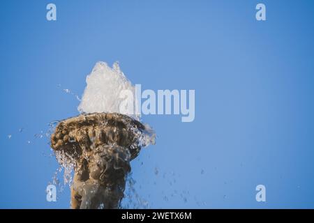 Antica colonna romana con Statua di pietra tra le rovine Foto Stock