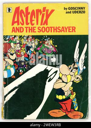 Libro cartaceo originale Asterix and the Soothsayer di Goscinny e Uderzo 1975 Foto Stock