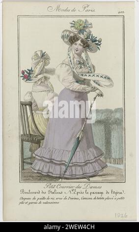 Piccola posta delle signore, 1826, no 402: Cappello di paglia di riso (...), 1826 donna in piedi con un cappello di 'Paille de Riz' sulla testa, decorato con peonie. Indossa un "Canezou" di Batista, piegato con piccole pieghe e rifinito con Valencienne. Gonna decorata con strisce in tessuto stropicciato. Altri accessori: Orecchini, cintura e bastoncino da passeggio che può essere utilizzato anche come ombrellone. A sinistra una donna seduta, vista sul retro, vestita con lo stesso vestito. Stampa dalla rivista di moda Petit Courrier des Dames (1821-1868). lastre di moda per incisioni in carta. gonna (+ abiti da donna). head-gear: hat ( Foto Stock