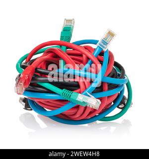 Pile di cavi patch per computer multicolore aggrovigliati insieme isolati su uno sfondo bianco Foto Stock