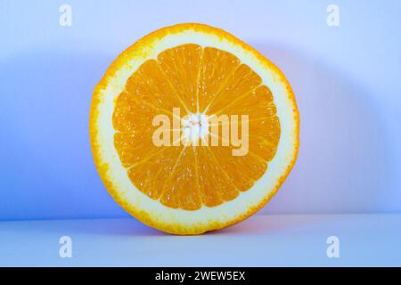 Foto dettagliata della sezione trasversale di un arancione brillante su uno sfondo viola Foto Stock