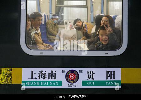 (240127) -- PECHINO, 27 gennaio 2024 (Xinhua) -- i passeggeri sul treno n. K4177 attendono la partenza alla stazione ferroviaria di Shanghai Sud nella Shanghai orientale della Cina, in ritardo il 25 gennaio 2024. La Cina ha ufficialmente inaugurato la sua più grande migrazione annuale di popolazione venerdì, 15 giorni prima del Festival di Primavera, o del Capodanno lunare, con numeri di viaggio record attesi. Secondo il ministero dei trasporti del paese, è probabile che vengano effettuati 9 miliardi di viaggi passeggeri durante il periodo di punta del 2024. Del totale, 7,2 miliardi di viaggi o circa il 80% saranno effettuati con guida autonoma, mentre Foto Stock