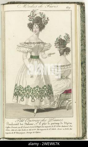 Piccola posta delle signore, 25 febbraio 1829, no 619: Acconciatura eseguita da M.R Croizat ..., 1829 donna in abito crêpe ricamato con filo di seta e oro, dai negozi Delisle. Coiffure eseguita da Croizat e decorata con fiori di brughiera di Cartier. Parure van Beads, dai negozi di Bourguignon. Ho visto lo stesso vestito sulla RG. Stampa dalla rivista di moda Petit Courrier des Dames (1821-1868). Rilegato (con poche pagine. Le Journal des Dames et des Modes). Dal 15 gennaio 1827 al 20 marzo 1830. Incompleto. lastre di moda per incisioni in carta. Stili di parrucchiere - AA -  donne. guanti, Foto Stock