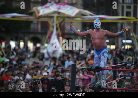 Città del Messico. 26 gennaio 2024. Un wrestler partecipa a uno spettacolo di wrestling presso Zocalo Square a città del Messico, in Messico, il 26 gennaio 2024. Crediti: Francisco Canedo/Xinhua/Alamy Live News Foto Stock