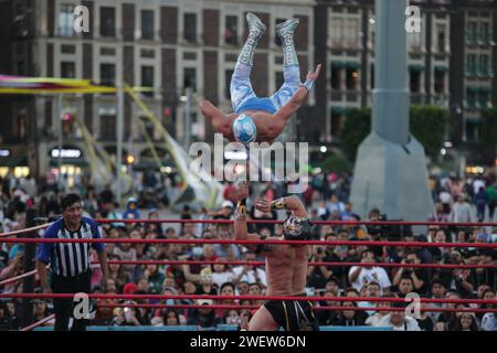 Città del Messico. 26 gennaio 2024. I wrestler partecipano a uno spettacolo di wrestling presso Zocalo Square a città del Messico, in Messico, il 26 gennaio 2024. Crediti: Francisco Canedo/Xinhua/Alamy Live News Foto Stock