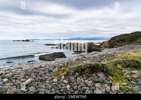 Passeggiata nella penisola di Labillardiere nel Parco Nazionale del Bruny meridionale e vista sulle catene montuose meridionali della Tasmania, Australia Foto Stock