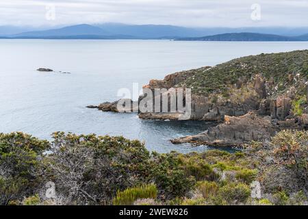 Passeggiata nella penisola di Labillardiere nel Parco Nazionale del Bruny meridionale e vista sulle catene montuose meridionali della Tasmania, Australia Foto Stock