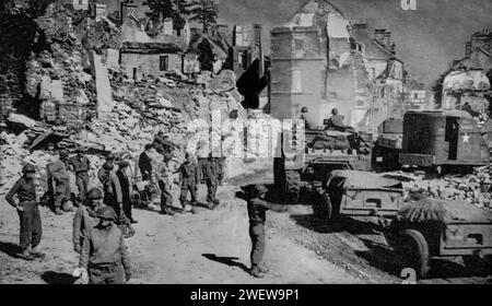 Le truppe americane passano attraverso le rovine di una città il 23 agosto 1944, parte dell'invasione alleata dell'Europa durante la seconda guerra mondiale. Foto Stock