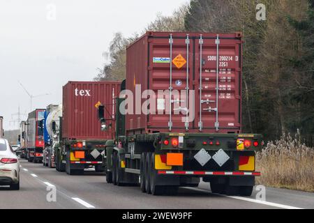 Munitionstransport auf der Autobahn A6, LKW mit Ueberseecontainer, 1,2 - Gefahrgut, Explosive, Militaer, Autobahn, Baden Wuerttemberg, 25.01.2024, foto: HMB Media/Uwe Koch *** trasporto di munizioni sull'autostrada A6, camion con container d'oltremare, 1 2 merci pericolose, esplosivo, militare, autostrada, Baden Wuerttemberg, 25 01 2024, foto HMB Media Uwe Koch Copyright: HMBxMedia/UwexKoch Foto Stock