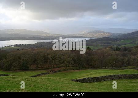 Lago Windemere visto dalla collina di Orrest Head in inverno, lago Windemere, Cumbria, Foto Stock