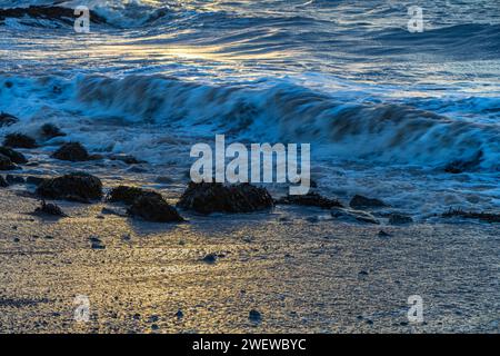 Onde che si infrangono sulla spiaggia Foto Stock