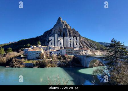 Sisteron Themenfoto: Urlaub, Region, Alpen, Stadt, Frankreich, Sisteron, 25.01.2024 Blick auf den Ort Sisteron mit der Zitadelle und dem dahinterliegenden Chabre-Berg Themenfoto: Urlaub, Region, Alpen, Stadt, Frankreich, Sisteron, 25.01.2024 *** Sisteron vacanza fotografica a tema, regione, Alpi, città, Francia, Sisteron, 25 01 2024 Vista della città di Sisteron con la cittadella e il monte Chabre alle sue spalle vacanza fotografica a tema, regione, Alpi, città, Francia, Sisteron, 25 01 2024 Copyright: xAugstx/xEibner-Pressefotox EP jat Foto Stock