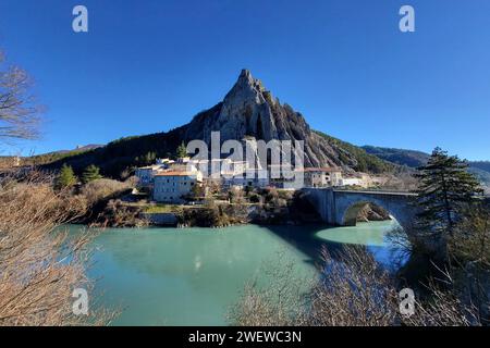 Sisteron Themenfoto: Urlaub, Region, Alpen, Stadt, Frankreich, Sisteron, 25.01.2024 Blick auf den Ort Sisteron mit der Zitadelle und dem dahinterliegenden Chabre-Berg Themenfoto: Urlaub, Region, Alpen, Stadt, Frankreich, Sisteron, 25.01.2024 *** Sisteron vacanza fotografica a tema, regione, Alpi, città, Francia, Sisteron, 25 01 2024 Vista della città di Sisteron con la cittadella e il monte Chabre alle sue spalle vacanza fotografica a tema, regione, Alpi, città, Francia, Sisteron, 25 01 2024 Copyright: xAugstx/xEibner-Pressefotox EP jat Foto Stock