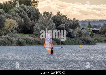 L'atleta cavalca il windsurf sulle onde sul lago di Murska Sobota, Prekmurje, Slovenia Foto Stock