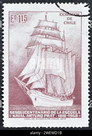 Francobollo annullato stampato dal Cile, che mostra la nave a vela "Esmeralda", 150 Anniversary Arturo Pratt Naval Training School, circa 1972. Foto Stock