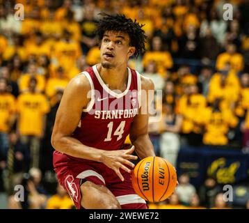 Haas Pavilion Berkeley, California, USA. 26 gennaio 2024. L'attaccante DELLA CALIFORNIA U.S.A. Stanford Spencer Jones (14) va al cerchio durante la partita di pallacanestro maschile NCAA tra Stanford Cardinal e i California Golden Bears. La California batte Stanford 73-71 all'Haas Pavilion Berkeley California. Thurman James/CSM/Alamy Live News Foto Stock