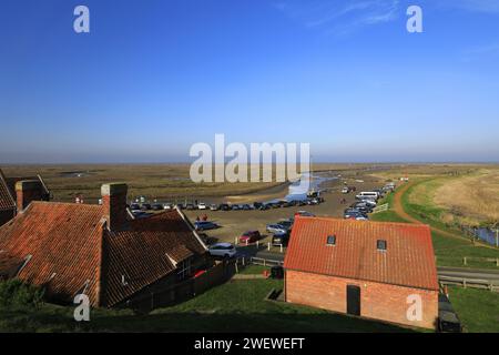 Vista sulla banchina del villaggio di Blakeney, North Norfolk, England, U Foto Stock