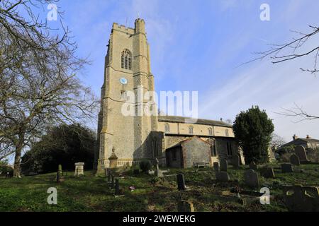 Vista della chiesa di St. Marys e St. Andrews, del villaggio di Langham, della costa nord di Norfolk, in Inghilterra Foto Stock