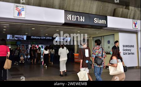 Persone all'ingresso della stazione dello skytrain BTS di Siam vicino al Siam Mall o al centro commerciale Siam Paragon, un grande centro commerciale nel centro di Bangkok, Thailandia, Sud-Est asiatico Foto Stock