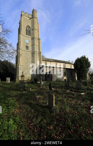 Vista della chiesa di St. Marys e St. Andrews, del villaggio di Langham, della costa nord di Norfolk, in Inghilterra Foto Stock