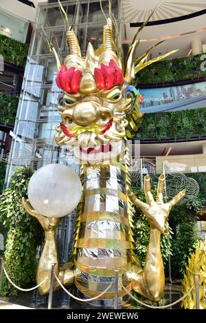 Una grande figura di drago dà il benvenuto agli acquirenti al Siam Mall o al Siam Paragon Shopping Center, un grande centro commerciale nel centro di Bangkok, Thailandia, Sud-Est asiatico. Nella cultura cinese il 2024 è l'anno del drago di legno. Il capodanno cinese 2024 scenderà sabato 10 febbraio 2024, iniziando un anno del Drago di legno. Foto Stock