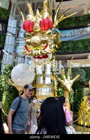 Una grande figura di drago dà il benvenuto agli acquirenti al Siam Mall o al Siam Paragon Shopping Center, un grande centro commerciale nel centro di Bangkok, Thailandia, Sud-Est asiatico. Nella cultura cinese il 2024 è l'anno del drago di legno. Il capodanno cinese 2024 scenderà sabato 10 febbraio 2024, iniziando un anno del Drago di legno. Foto Stock