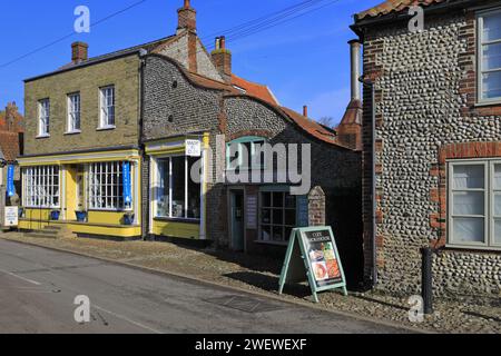 Vista sulla strada a Cley-Next-the-Sea Village, North Norfolk Coast, Inghilterra Foto Stock