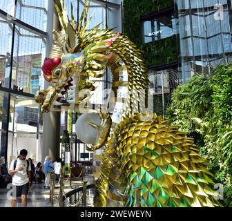 Una grande figura di drago dà il benvenuto agli acquirenti al Siam Mall o al Siam Paragon Shopping Center, un grande centro commerciale nel centro di Bangkok, Thailandia, Sud-Est asiatico. Nella cultura cinese il 2024 è l'anno del drago di legno. Il capodanno cinese 2024 scenderà sabato 10 febbraio 2024, iniziando un anno del Drago di legno. Foto Stock