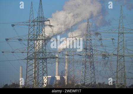 27.1.2024 Kohlestrom Symbol. Energie Stromleitungen der Stromtrasse im Rheingraben bei Mannheim. IM Hintergrund, das Großkraftwerk in Mannheim, in dem Kohle zu Strom und Fernwärme verheizt wird. Mannheim Friedrichsfeld Baden Württemberg Deutschland *** 27 1 2024 energia a carbone Symbol Energy Power Lines della linea elettrica nella trincea del Reno vicino a Mannheim sullo sfondo, la grande centrale elettrica di Mannheim, dove viene bruciato il carbone per produrre elettricità e teleriscaldamento Mannheim Friedrichsfeld Baden Württemberg Germania Foto Stock