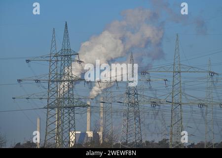 27.1.2024 Kohlestrom Symbol. Energie Stromleitungen der Stromtrasse im Rheingraben bei Mannheim. IM Hintergrund, das Großkraftwerk in Mannheim, in dem Kohle zu Strom und Fernwärme verheizt wird. Mannheim Friedrichsfeld Baden Württemberg Deutschland *** 27 1 2024 energia a carbone Symbol Energy Power Lines della linea elettrica nella trincea del Reno vicino a Mannheim sullo sfondo, la grande centrale elettrica di Mannheim, dove viene bruciato il carbone per produrre elettricità e teleriscaldamento Mannheim Friedrichsfeld Baden Württemberg Germania Foto Stock