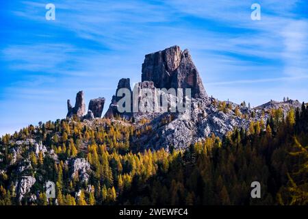 Larici e pini colorati sulle pendici della formazione rocciosa cinque Torri, vista dal passo Falzarego in autunno. Foto Stock