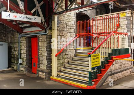 Scale che portano al binario 2 della stazione di Teignmouth. Teignmouth, devon. regno unito. Foto Stock