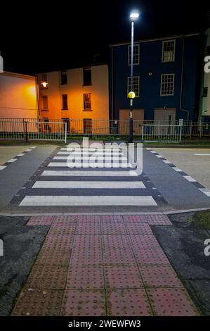 Zebra Crossing di notte con Belisha Beacons ad ogni estremità Niente persone. Foto Stock