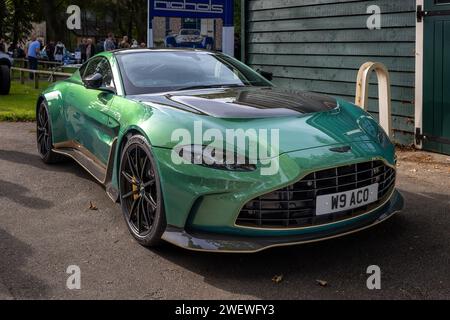 2023 Aston Martin V12 Vantage, in mostra al Bicester Heritage Scramble l'8 ottobre 2023. Foto Stock