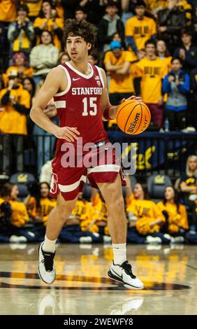 Haas Pavilion Berkeley, California, USA. 26 gennaio 2024. Benny Gealer, guardia di CALIFORNIA U.S.A. Stanford (15), porta la palla sul campo durante la partita di pallacanestro maschile NCAA tra Stanford Cardinal e i California Golden Bears. La California batte Stanford 73-71 all'Haas Pavilion Berkeley California. Thurman James/CSM (immagine di credito: © Thurman James/Cal Sport Media). Credito: csm/Alamy Live News Foto Stock