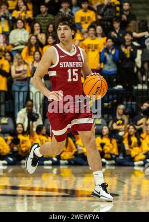 Haas Pavilion Berkeley, California, USA. 26 gennaio 2024. Benny Gealer, guardia di CALIFORNIA U.S.A. Stanford (15), porta la palla sul campo durante la partita di pallacanestro maschile NCAA tra Stanford Cardinal e i California Golden Bears. La California batte Stanford 73-71 all'Haas Pavilion Berkeley California. Thurman James/CSM (immagine di credito: © Thurman James/Cal Sport Media). Credito: csm/Alamy Live News Foto Stock