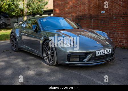 2022 Porsche 911 Carrera GTS, in mostra al Bicester Heritage Scramble l'8 ottobre 2023. Foto Stock